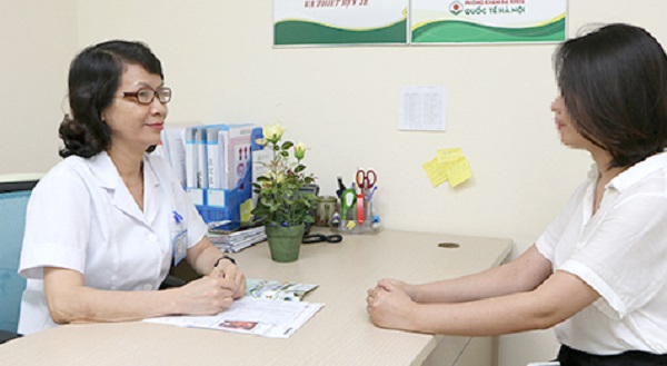 Bác sỹ Trần Thúy Vân thăm khám và tư vấn Phụ khoa